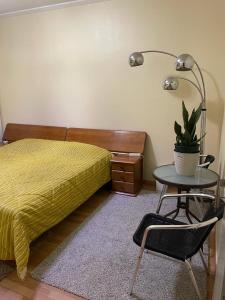 - une chambre avec un lit, une table et une lampe dans l'établissement Cantinho da Lena, à Sacavém