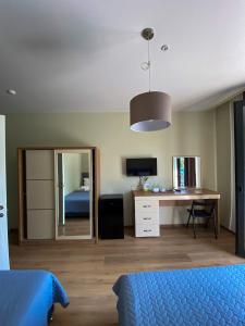 TV a/nebo společenská místnost v ubytování Kobuleti Garden Inn
