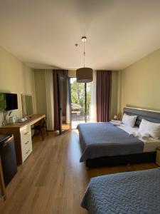 Postel nebo postele na pokoji v ubytování Kobuleti Garden Inn