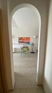 pasillo con mesa y sillas en una habitación en Apartamento Moradias en Santa María