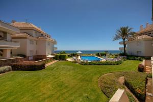 Bazén v ubytovaní Apt 321 Heaven Beach Apartments Guadalmansa Playa alebo v jeho blízkosti