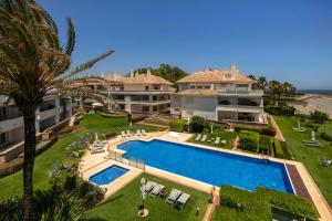 Bazén v ubytovaní Apt 321 Heaven Beach Apartments Guadalmansa Playa alebo v jeho blízkosti