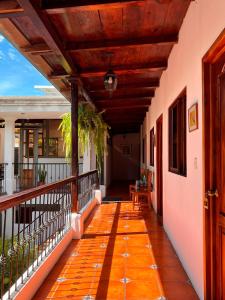 uma varanda de uma casa com um tecto de madeira em Matalbatz Hotel em Cobán