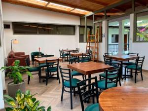 - un restaurant avec des tables et des chaises dans une salle dans l'établissement Matalbatz Hotel, à Cobán
