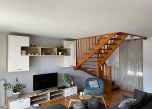 Televízia a/alebo spoločenská miestnosť v ubytovaní Charmant appartement avec terrasse entre centre-ville et plages de Concarneau