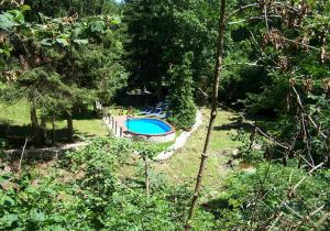 una piscina en medio de un jardín en Il Molino, en Bagni di Lucca