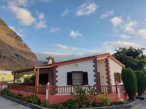 una pequeña casa frente a una montaña en Mi Jardin, en La Frontera