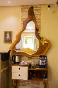 a mirror on a wall next to a table at Pousada Praia Dos Encantos in Japaratinga