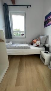 sypialnia z dużym łóżkiem i oknem w obiekcie My Apartment im Bremer Viertel w Bremie