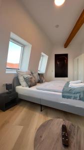 ein Schlafzimmer mit einem großen Bett mit Fernbedienung auf dem Boden in der Unterkunft My Apartment im Bremer Viertel in Bremen