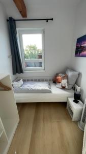 Bett in einem Zimmer mit Fenster in der Unterkunft My Apartment im Bremer Viertel in Bremen