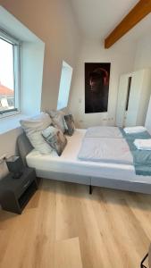 Una cama o camas en una habitación de My Apartment im Bremer Viertel