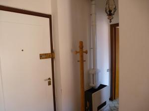 マリネッラ・ディ・サルザーナにあるAppartamento Villa Ileanaの十字架付きの部屋
