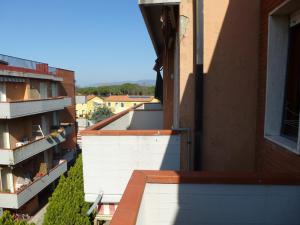 マリネッラ・ディ・サルザーナにあるAppartamento Villa Ileanaの建物のバルコニーからの眺め