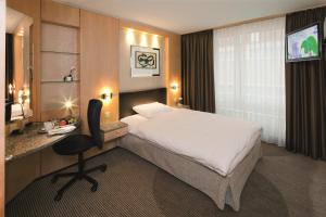 Postel nebo postele na pokoji v ubytování Mövenpick Hotel Zürich-Regensdorf