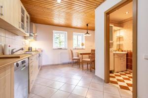 Kuchyňa alebo kuchynka v ubytovaní Apartmány nad Šlikovkou