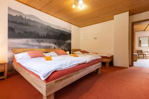 Posteľ alebo postele v izbe v ubytovaní Apartmány nad Šlikovkou