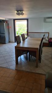 una mesa de comedor y sillas en una habitación en Bas de villa T3 Ollioules avec Piscine Vue mer en Ollioules