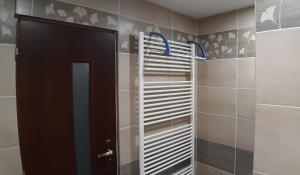 bagno con cabina doccia e porta di Max a Liptovský Mikuláš