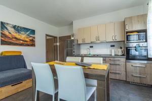 Kuchyň nebo kuchyňský kout v ubytování APARTMÁNY POD SJEZDOVKOU