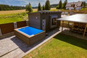 Bazén v ubytování APARTMÁNY POD SJEZDOVKOU nebo v jeho okolí
