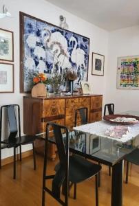 a dining room with a glass table and chairs at Alice e la sua casa in Agrigento