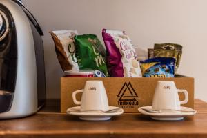 a table with two cups and a box of chips at Triângulo Noronha in Fernando de Noronha