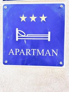 um sinal azul com um sinal para uma bandeira americana em Loreto LYA SEA VIEW APARTMENTS em Rovinj