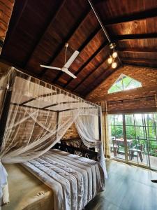 Bett in einem Zimmer mit Deckenventilator in der Unterkunft Airport Villa Kamatha -Foreign booking only in Katunayaka