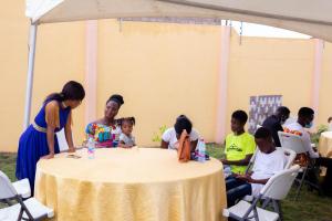 Un groupe de personnes assises autour d'une table dans l'établissement Justa Hotel Annex, à Accra