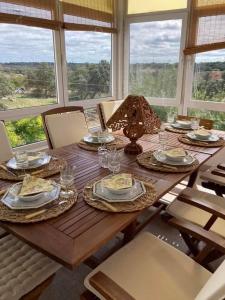 uma mesa de madeira com pratos de comida em Villa Entre Encinas em Moralina