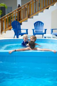 duas crianças a brincar numa piscina em Cosmopolitan Guesthouse em Hopkins