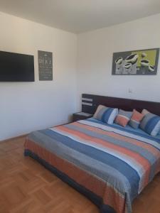 1 dormitorio con 1 cama grande con almohadas azules en Wohnhaus City Süd, en Herzogsdorf