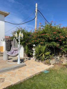 um quintal com uma cadeira e uma luz de rua em Villa Entre Encinas em Moralina