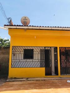 マラゴージにあるCasa Maria Bonitaの白黒の窓がある黄色い建物