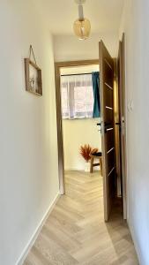 eine offene Tür zu einem Zimmer mit Flur in der Unterkunft Apartament 21 (1) in Szczyrk