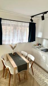 einen Esstisch und Stühle in der Küche in der Unterkunft Apartament 21 (1) in Szczyrk