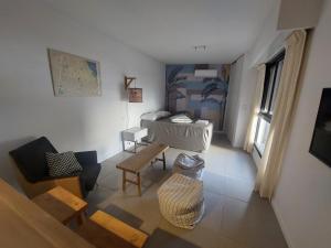 une chambre avec un lit, une table et des chaises dans l'établissement Alquiler Temporario Rosario 3, à Rosario