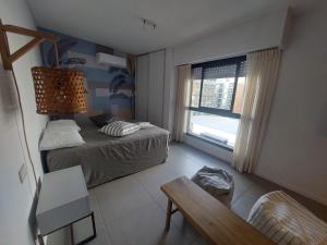 une petite pièce avec un lit et une fenêtre dans l'établissement Alquiler Temporario Rosario 3, à Rosario