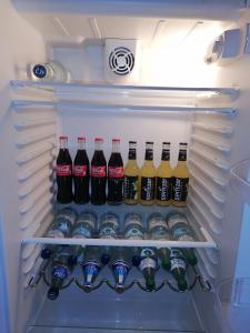 um frigorífico cheio de garrafas de refrigerante em 01 Stuttgart Holiday em Estugarda