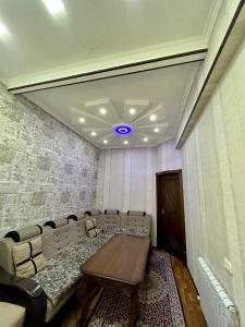 una sala de conferencias con mesa y sillas en Samarkand luxury apartment #2, en Samarkand
