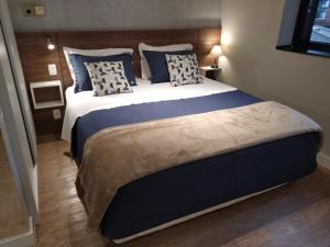 - une chambre dotée d'un grand lit avec des oreillers bleus et blancs dans l'établissement Flat Charmoso Jardim Paulista, à São Paulo