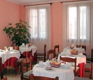 Hotel Altieri tesisinde bir restoran veya yemek mekanı