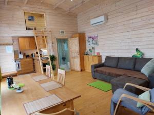 a living room with a couch and a table at Chalet im Spiel- und Obstgarten in Keidelheim