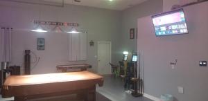 una habitación con una barbería con TV en la pared en Luxury Ocean Blue beach house- 3 bed room Dog friendly en Palm Coast