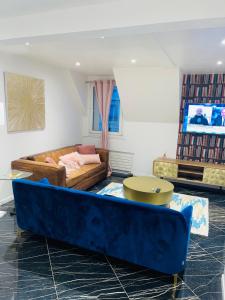 イシー・レ・ムリノーにあるAPPARTEMENT AVEC VUE SUR LA TOUR EIIFELのソファとテーブルのあるリビングルーム