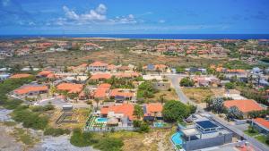 eine Luftansicht eines Resorts in der Unterkunft Lama y Solo Unique private room walking distance to the Beach in Palm-Eagle Beach