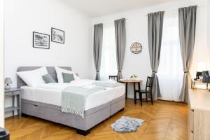 1 dormitorio con 1 cama, mesa y sillas en THE PLACE, IN THE 7TH DISTRICT OF VIENNA en Viena