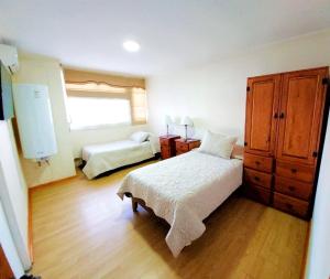 1 Schlafzimmer mit 2 Betten und einem Fenster in der Unterkunft Hostal Aires del Sur Centro de Rancagua in Rancagua