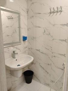 bagno bianco con lavandino e specchio di 46m luxury room near downtown and all services ad Amman